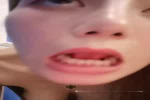 【女神】把一位有几分像某位女星的美女干尿床  背景图片