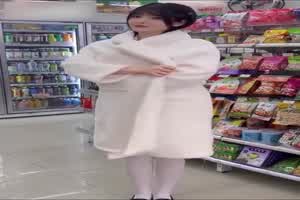 【反差母狗】见男友小tips巨乳萝莉  背景图片