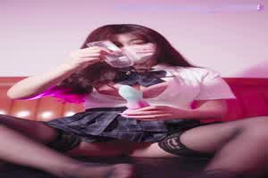 巨乳jk制服自慰母狗  背景图片