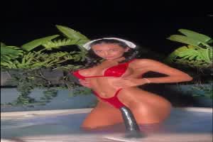 泳池露奶诱惑  背景图片