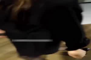 真实勾搭巨乳老板娘，穿着太性感，员工司机忍不住了，购物中心找厕所啪啪，老板娘尿完尿，过于紧张喘粗气的  背景图片