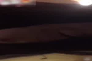 女神被按在床上爆操!  背景图片