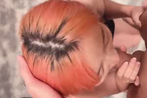 趁着休假约上校花系巨乳女友出去开房 刚进房间就舔起我大屌 怼镜自拍按到床上彻底 把大奶学妹操到高潮！  背景图片