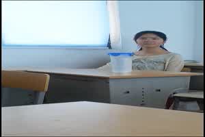 流出！高中生情侣趁放学没人，在教室里打一炮再回家。  背景图片