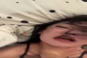 纹身骚母狗惨遭性虐待  背景图片