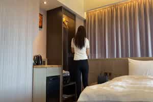 E奶混血正妹酒店与富二代啪  背景图片