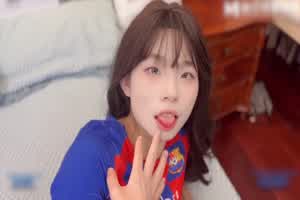 看欧洲杯的时候可爱小萝莉穿着足球宝贝的情趣内衣吃着哥哥的大鸡巴  背景图片