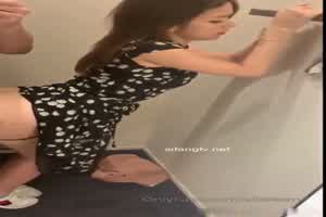 混血网红卖场更衣室性爱合辑  背景图片