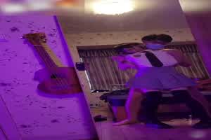 JK少女被猥琐男调教后入喷水，第一天又在猥琐男的奔驰上被车震内射  背景图片