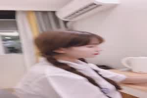 最近非常火的91女神 不见星空 扮演清纯学生妹表演一流口技  背景图片