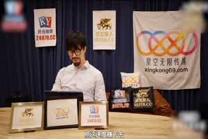 外卖员竟是大学同学 吃鸡做爱大爆发  背景图片