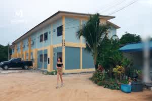 麻豆传媒 禁欲穷游后的湿身勾引 全新开张 欢淫欲约  背景图片