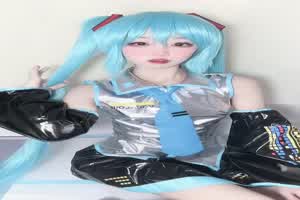 自购X高价露脸-cos初音未来剧情演绎，碰到粉丝上门被强奸，插到骚逼喷水，这颜值长相真的太清纯了  背景图片