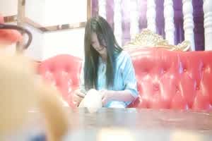 刚来公司没多久的小姐姐，约去KTV唱歌，大胸小姐姐一会儿被脱光，门都没关，后入啪啪暴力输出！  背景图片