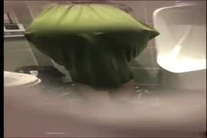 厕拍绿色长裙气质女神厕所放尿  背景图片