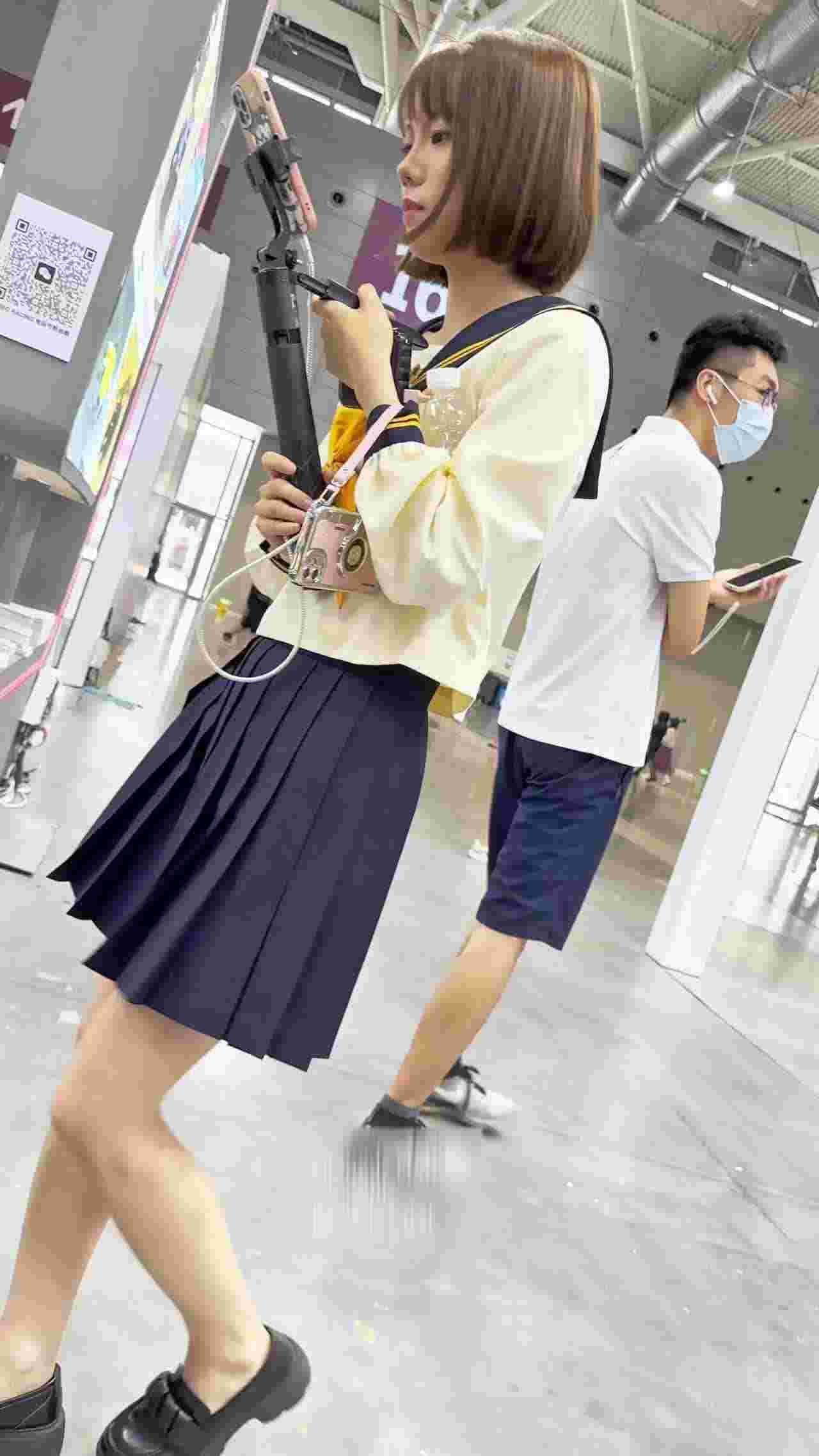  短发学生妹拍东西，那我来拍她内裤！抄底 的剧照5