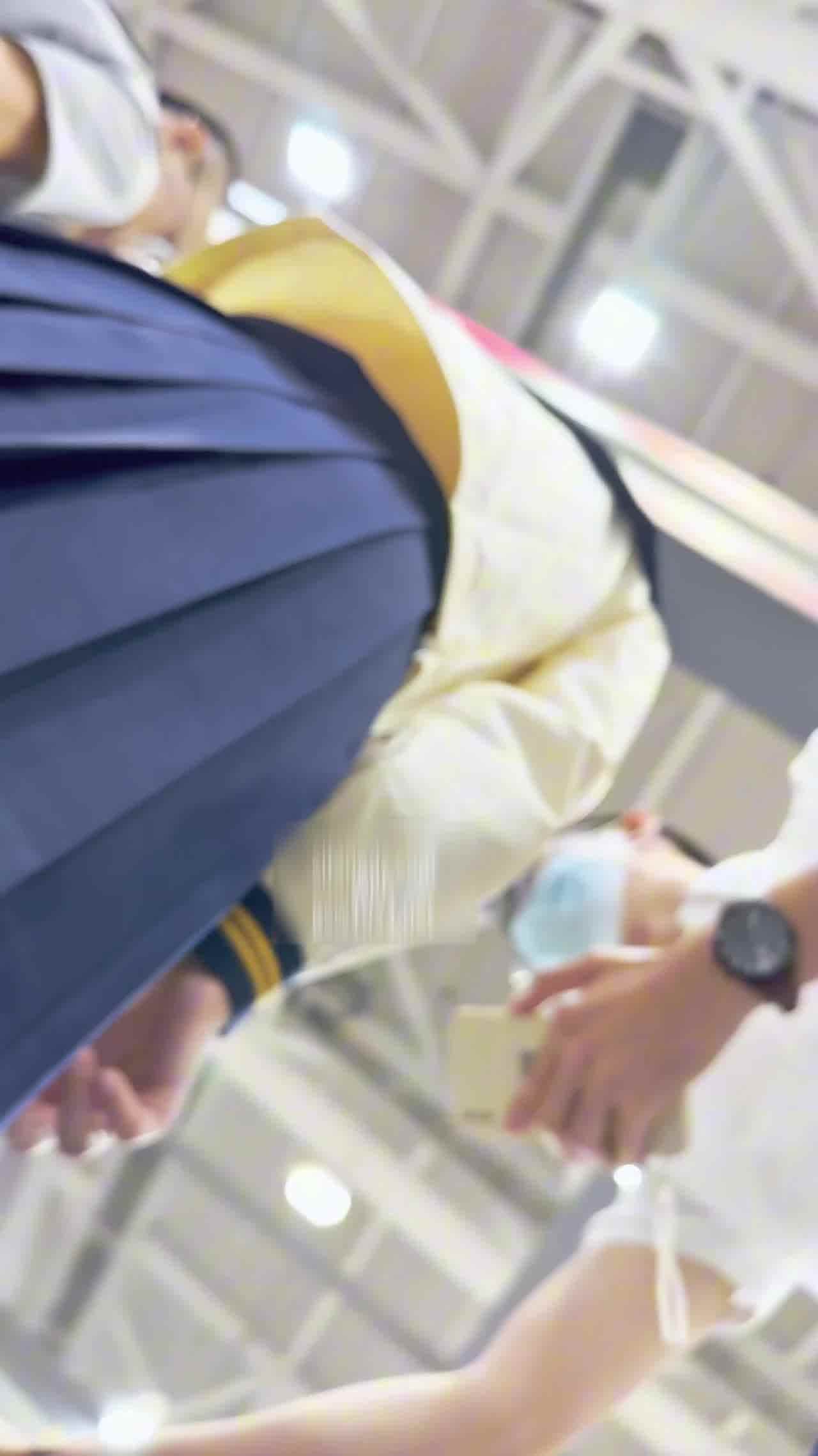  短发学生妹拍东西，那我来拍她内裤！抄底 的剧照6