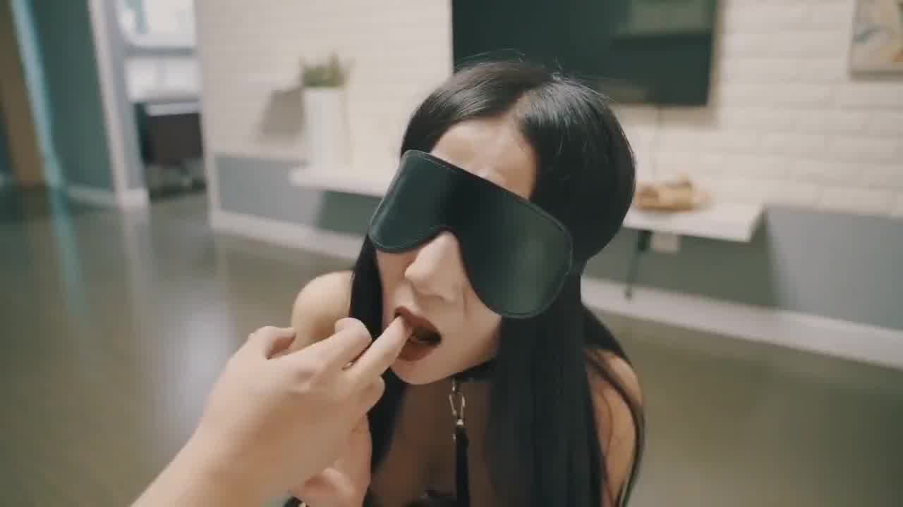  调教风骚的御姐母狗逼肥毛黑被后入叫声很淫荡 的剧照4