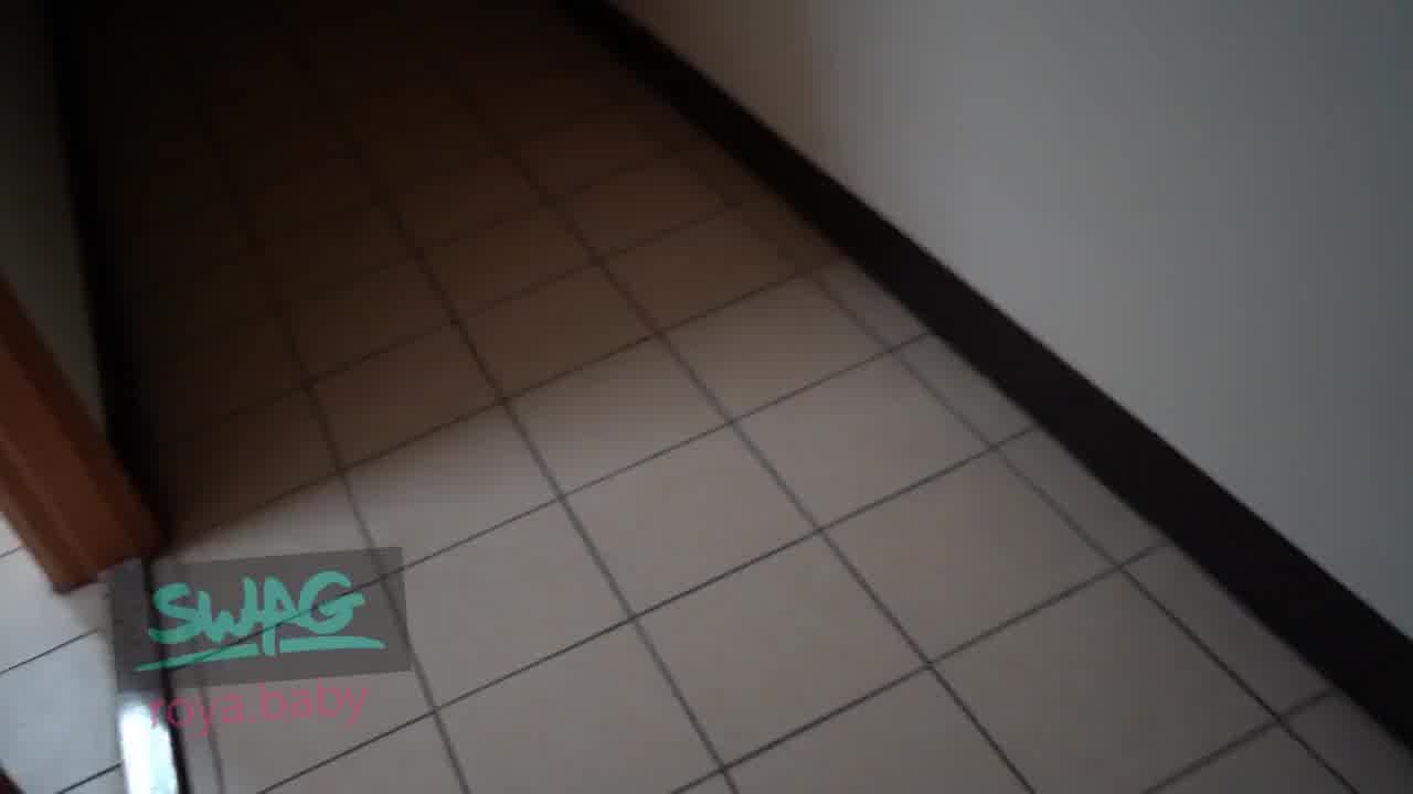  swag『roya』健身房小妖精尾行路人，厕所无套激战 的剧照5