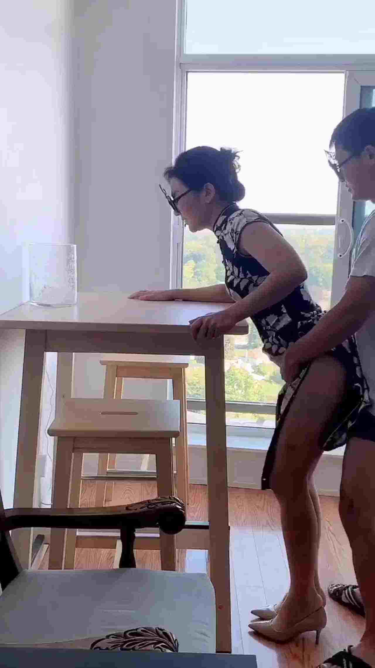  淫荡娇妻勾引自己的学生，被爆操 的剧照6