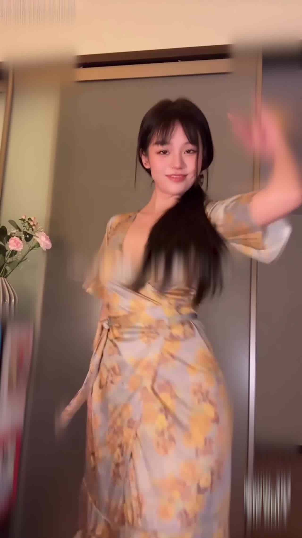  抖音女神玉米，完美大腿嫩臀摇摆热舞 的剧照6