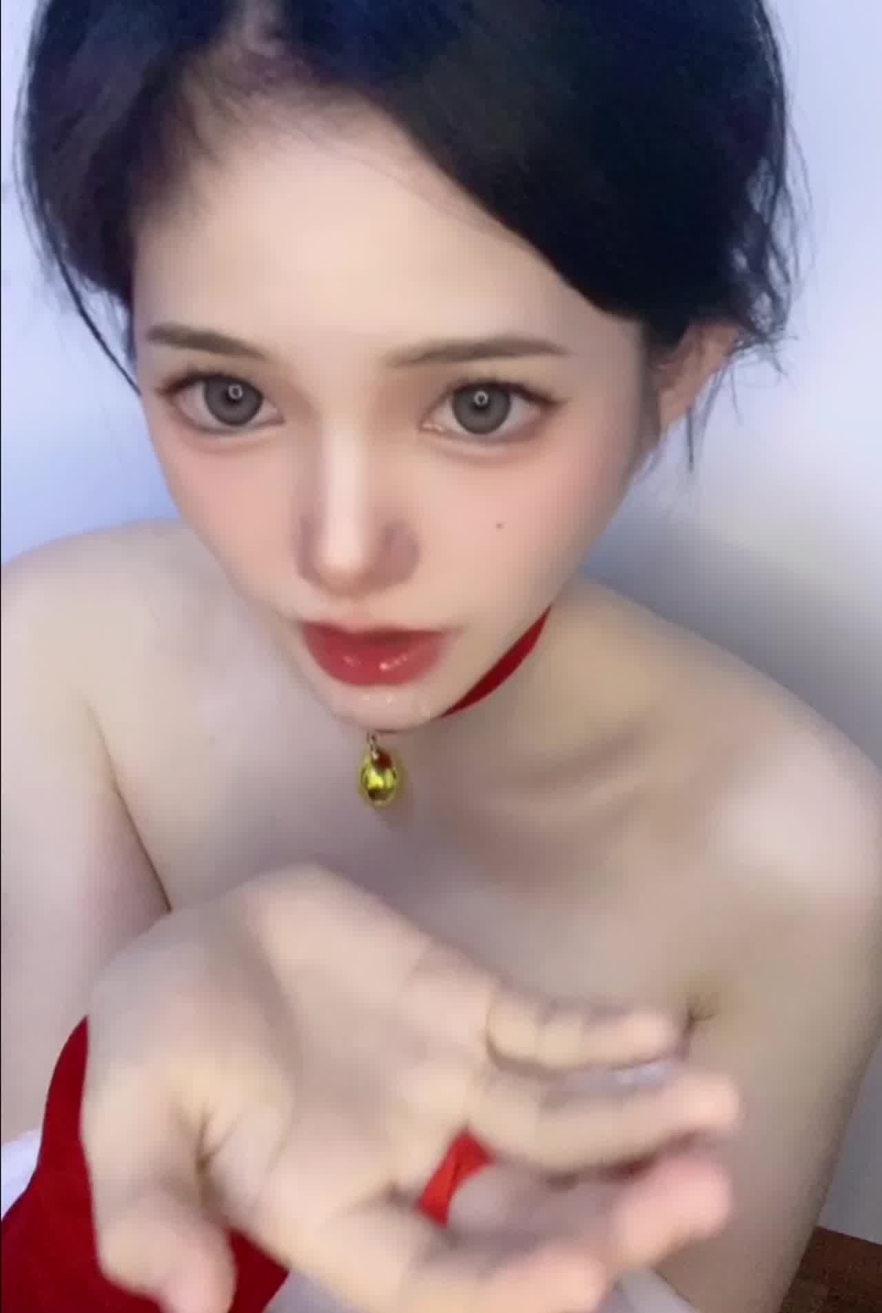  甜美少女送来圣诞礼物 满满胶原蛋白 的剧照2