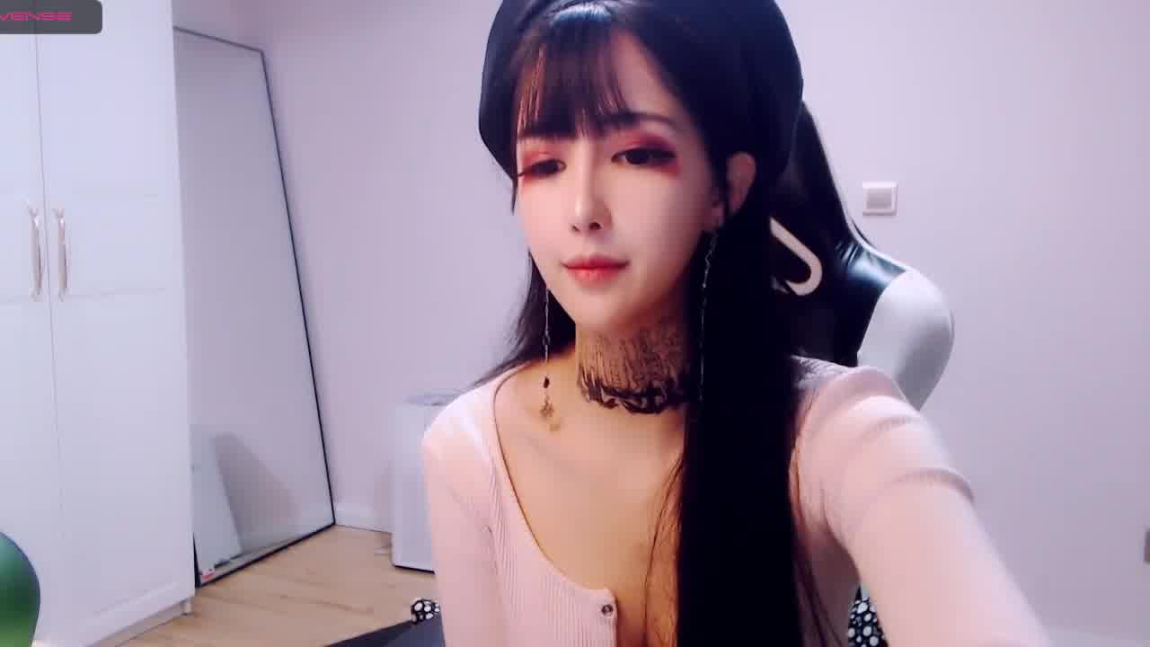  S级仙气气质极美女主播 直播自己的美胸与粉嫩鲍 的剧照2