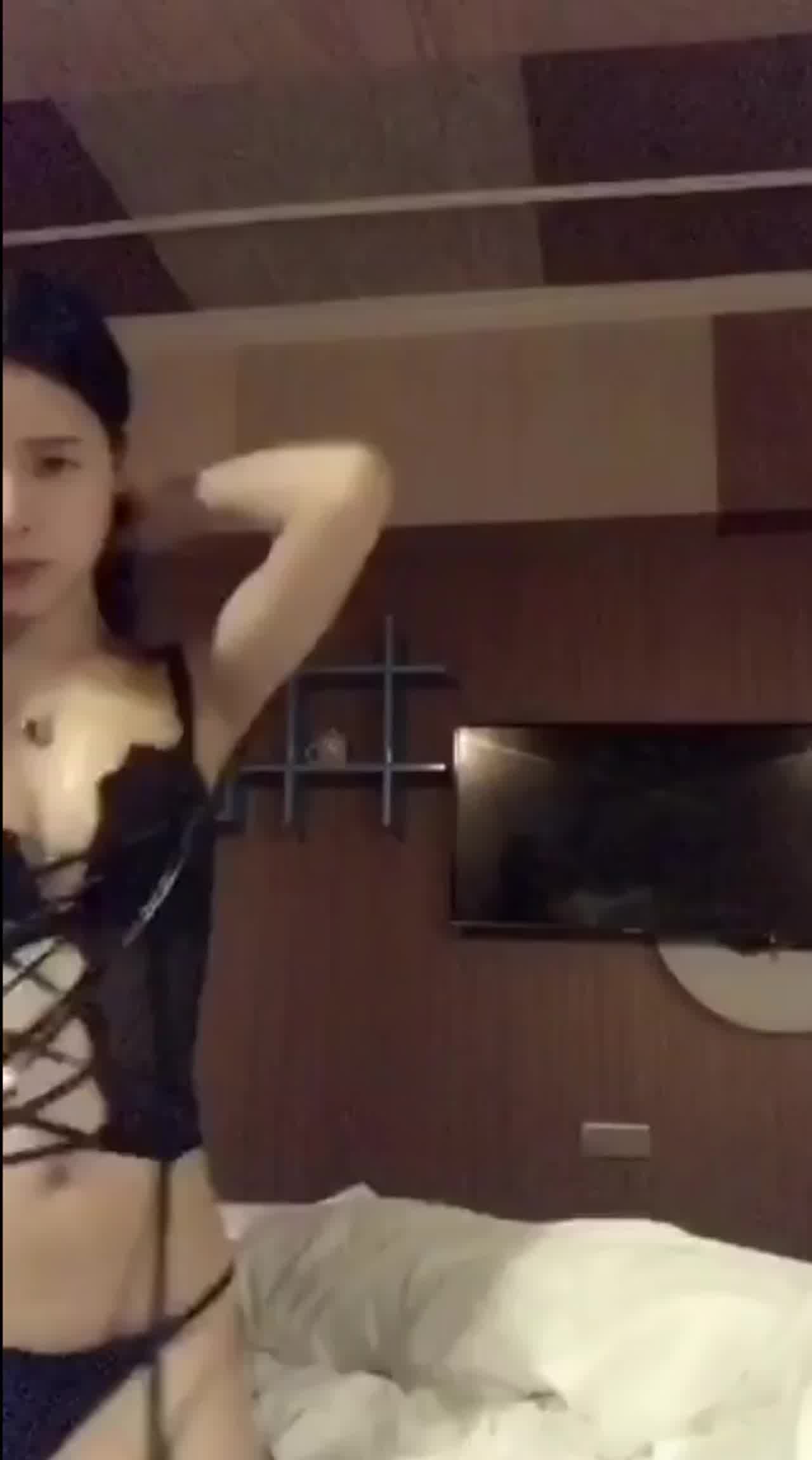  颜值美女口交假鸡巴还弄点酸奶 的剧照9