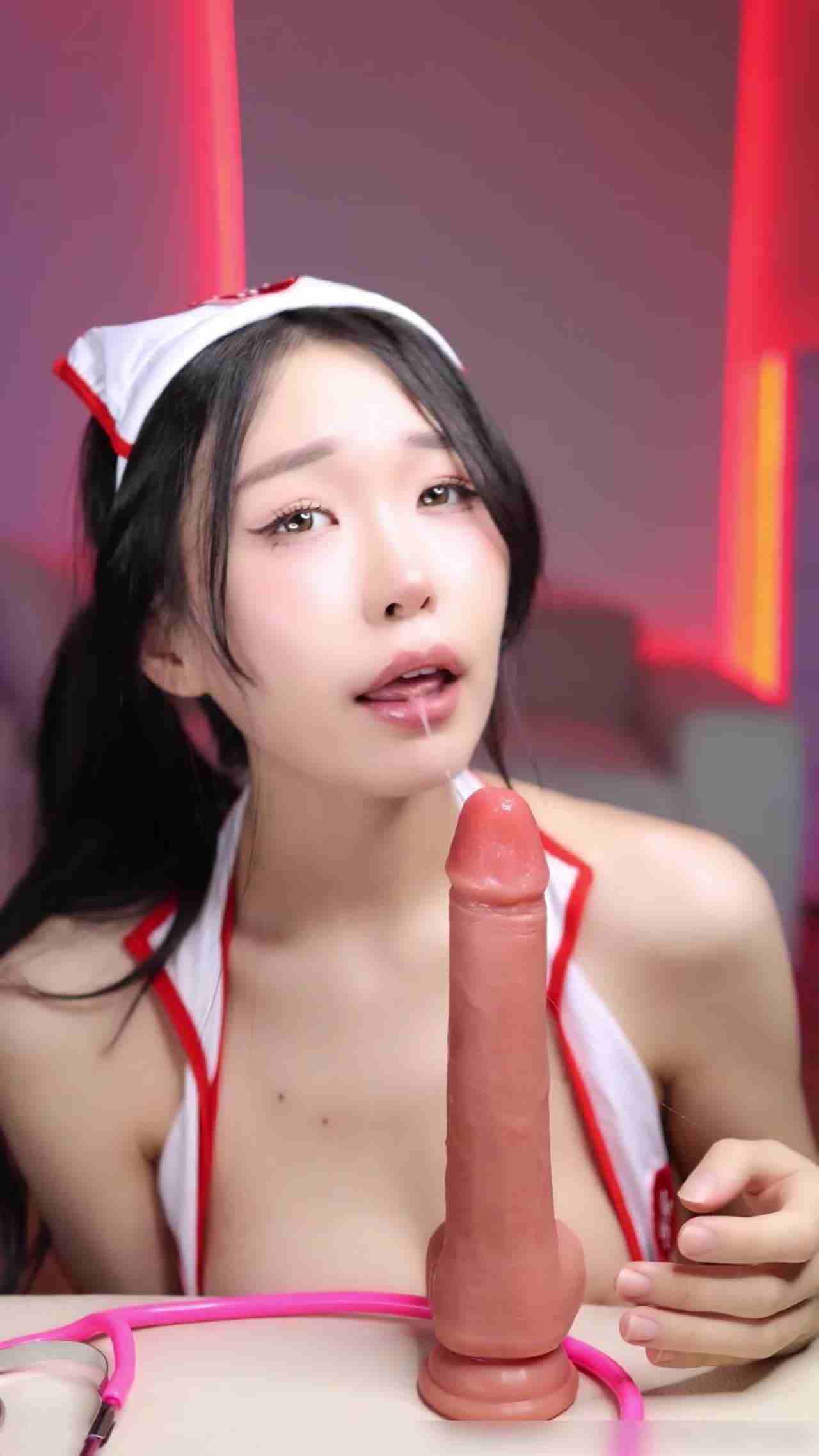  OF自购华裔留学生免费版-白丝小护士的肉棒检查，淫荡小护士被射一胸的牛奶精液！ 的剧照1