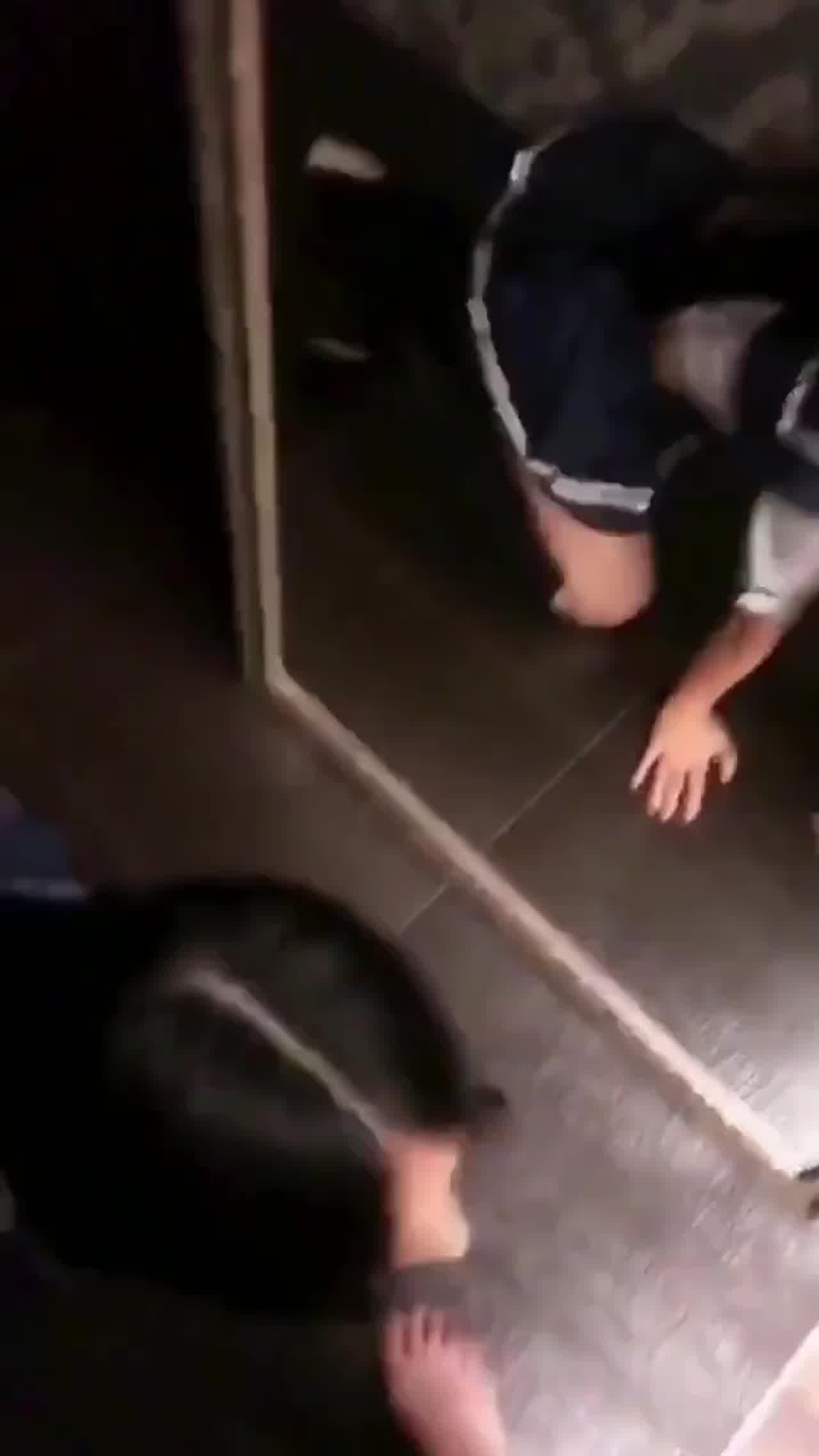  趴着口交制服 的剧照8