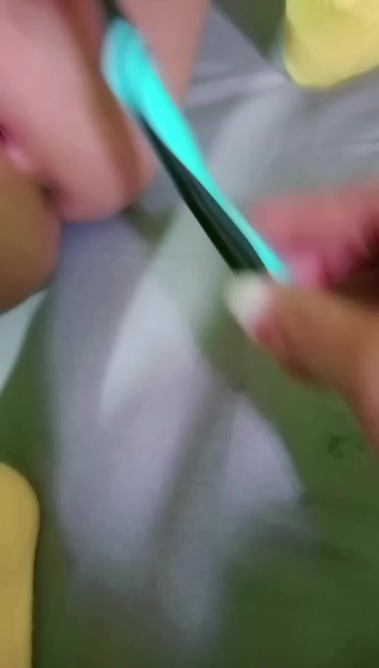  【家庭乱伦】禽兽妈妈调教大女儿，给她用自己的成人玩具，还用牙刷搞她下面 为了直播赚钱不择手段 的剧照5