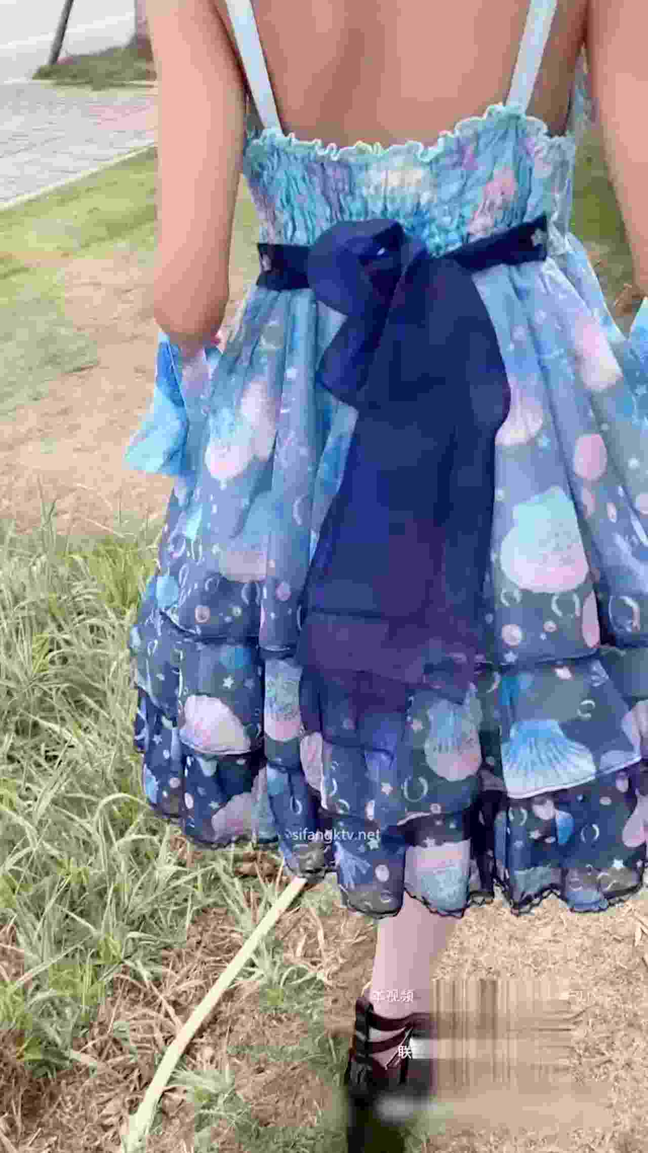  这小萝莉可真带劲，直接楼梯间给中出 的剧照3