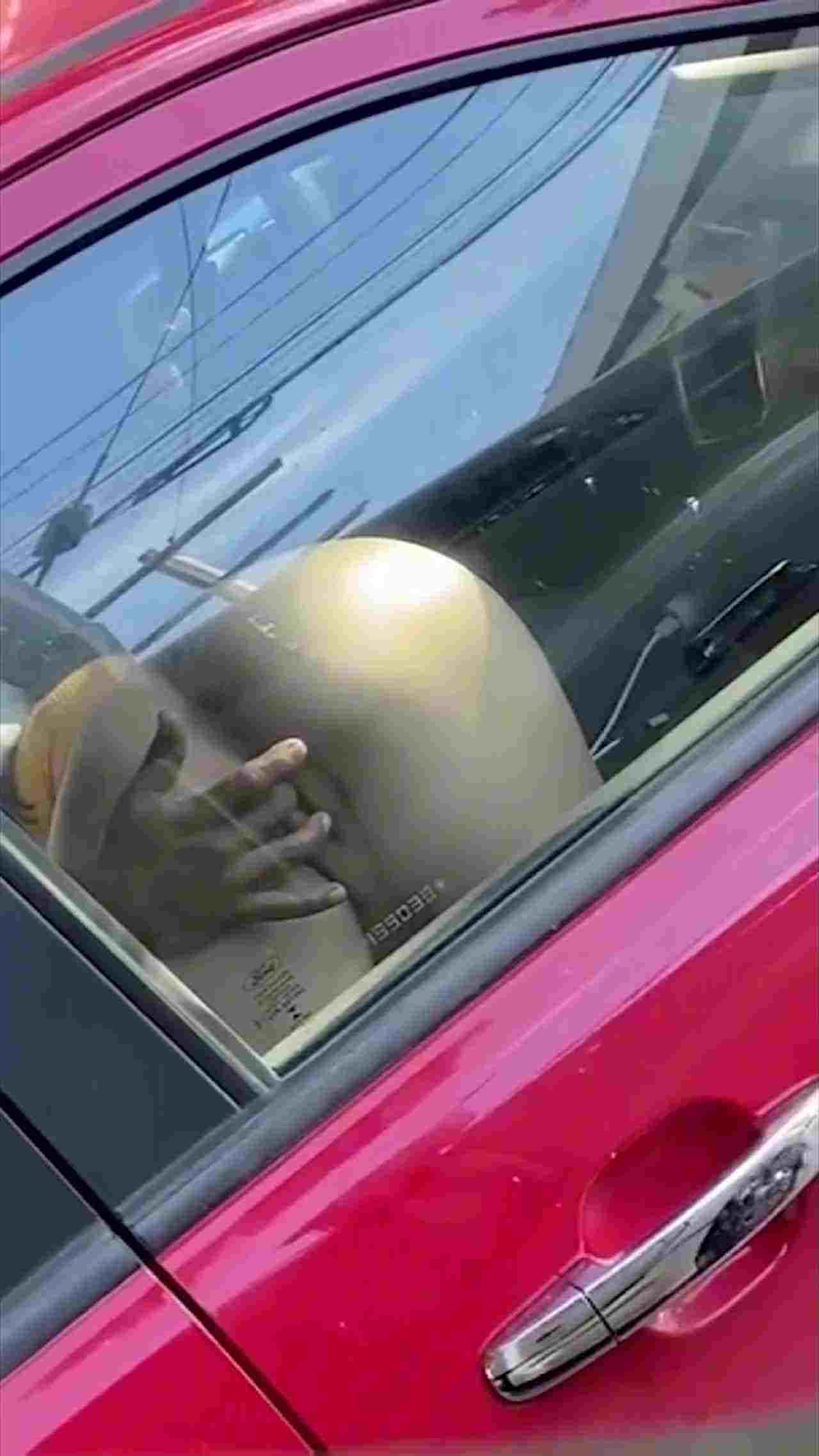  门事件 车上无意中的一瞥_卧槽!旁边小车上的情侣在干啥 的剧照7