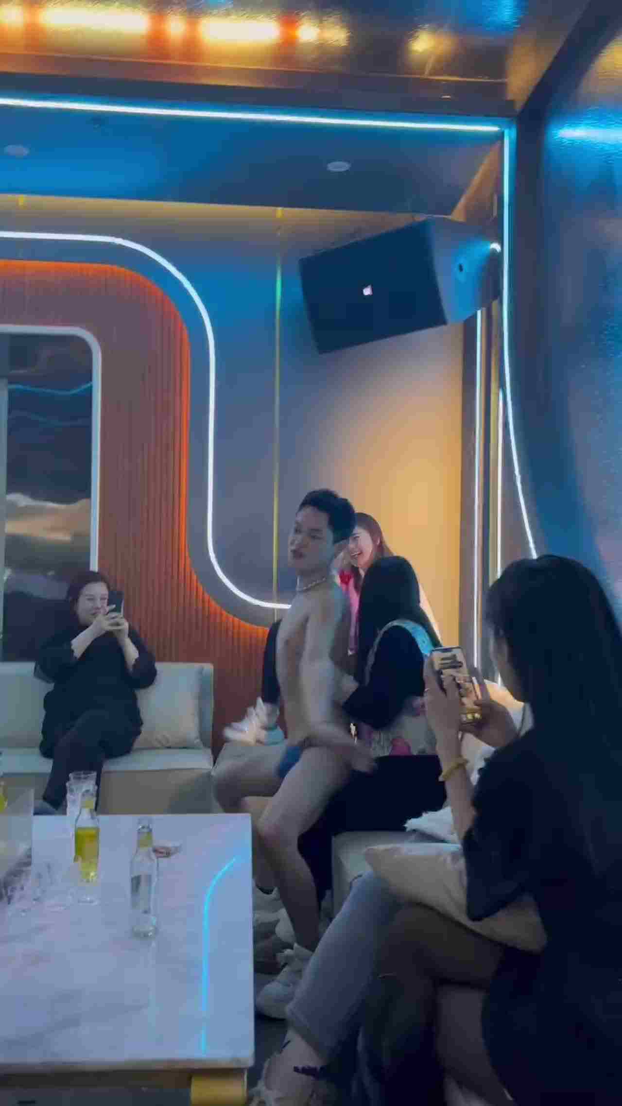  鸭子裸舞勾引富婆打赏 的剧照6