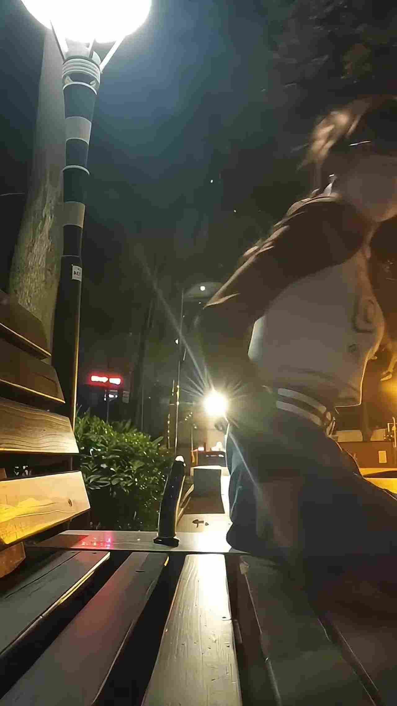  欲求不满的少女 在公园偷偷玩玩具塞在小穴 的剧照1