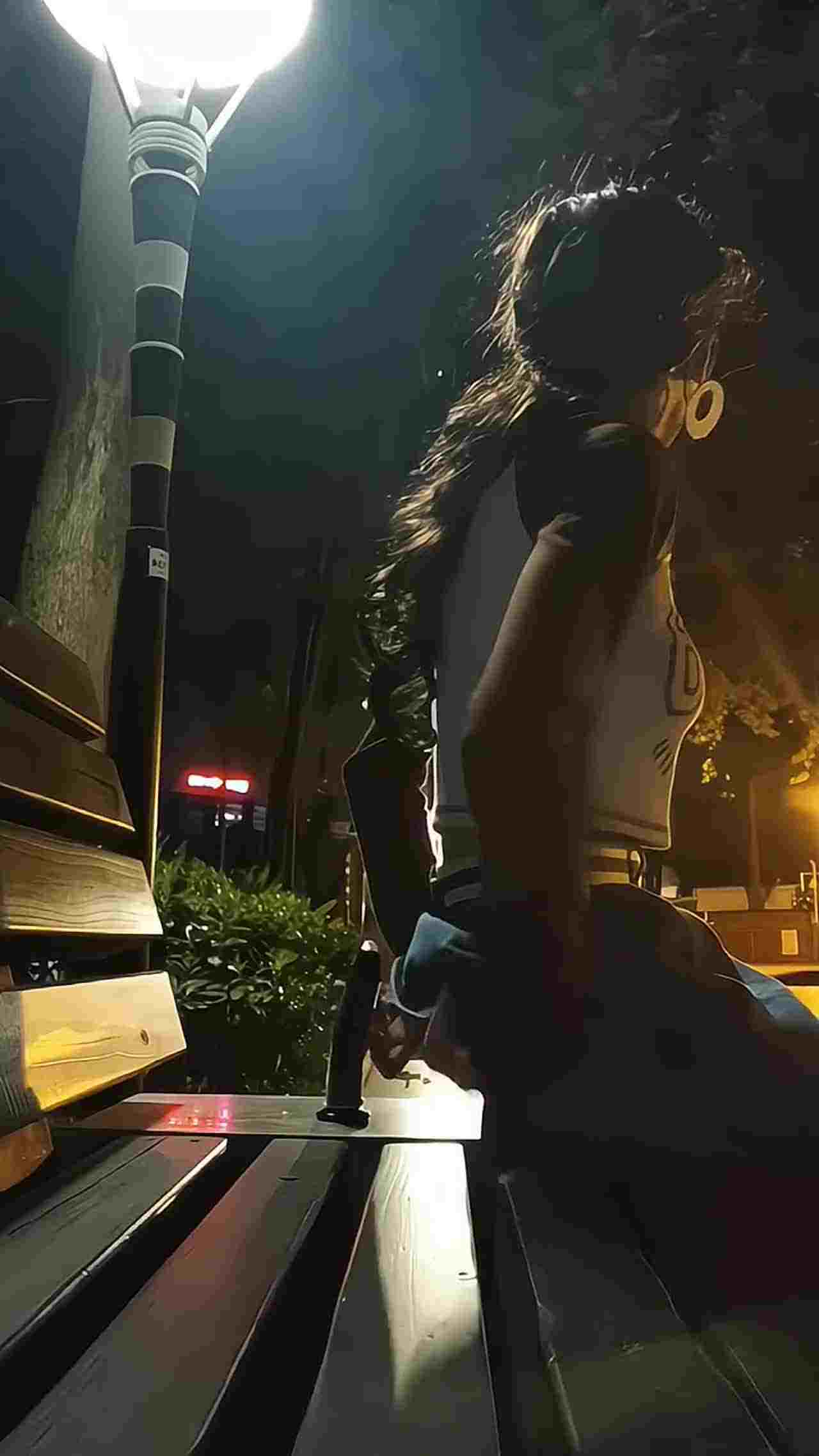  欲求不满的少女 在公园偷偷玩玩具塞在小穴 的剧照2