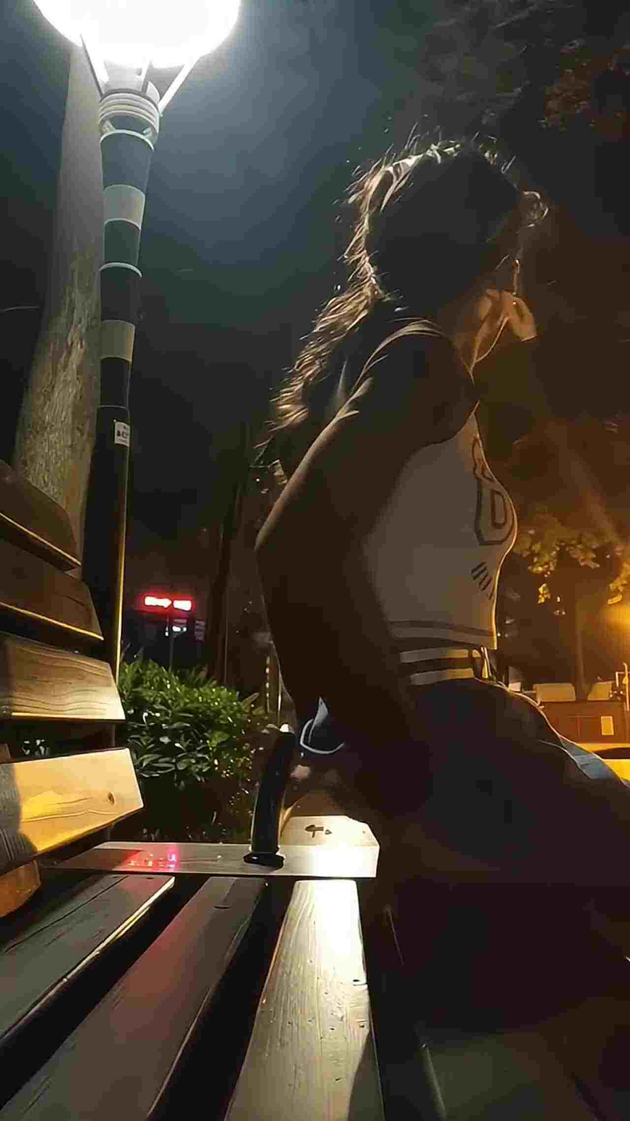  欲求不满的少女 在公园偷偷玩玩具塞在小穴 的剧照7