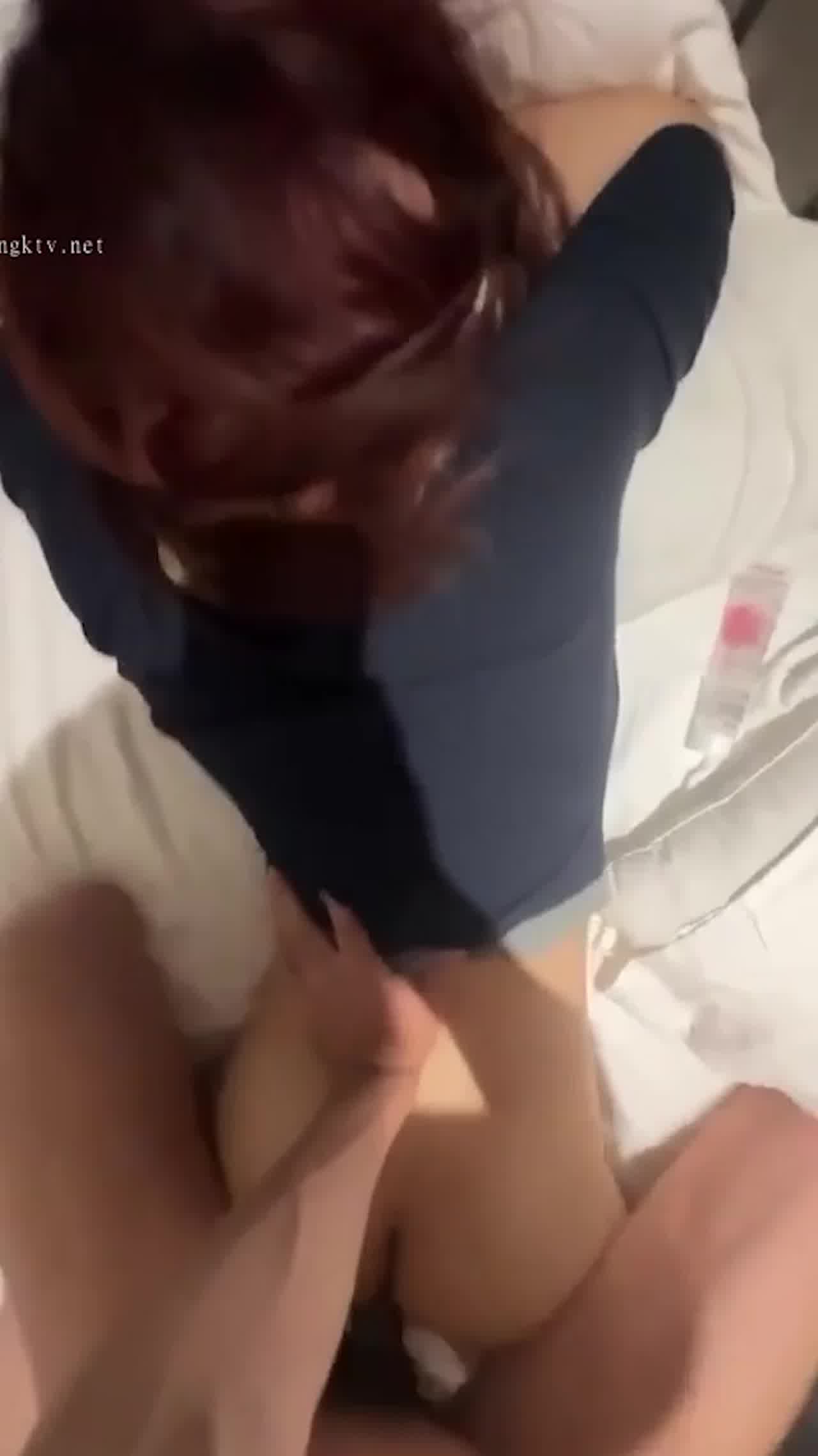  淫乱双飞约炮掐脖子学生妹 的剧照10