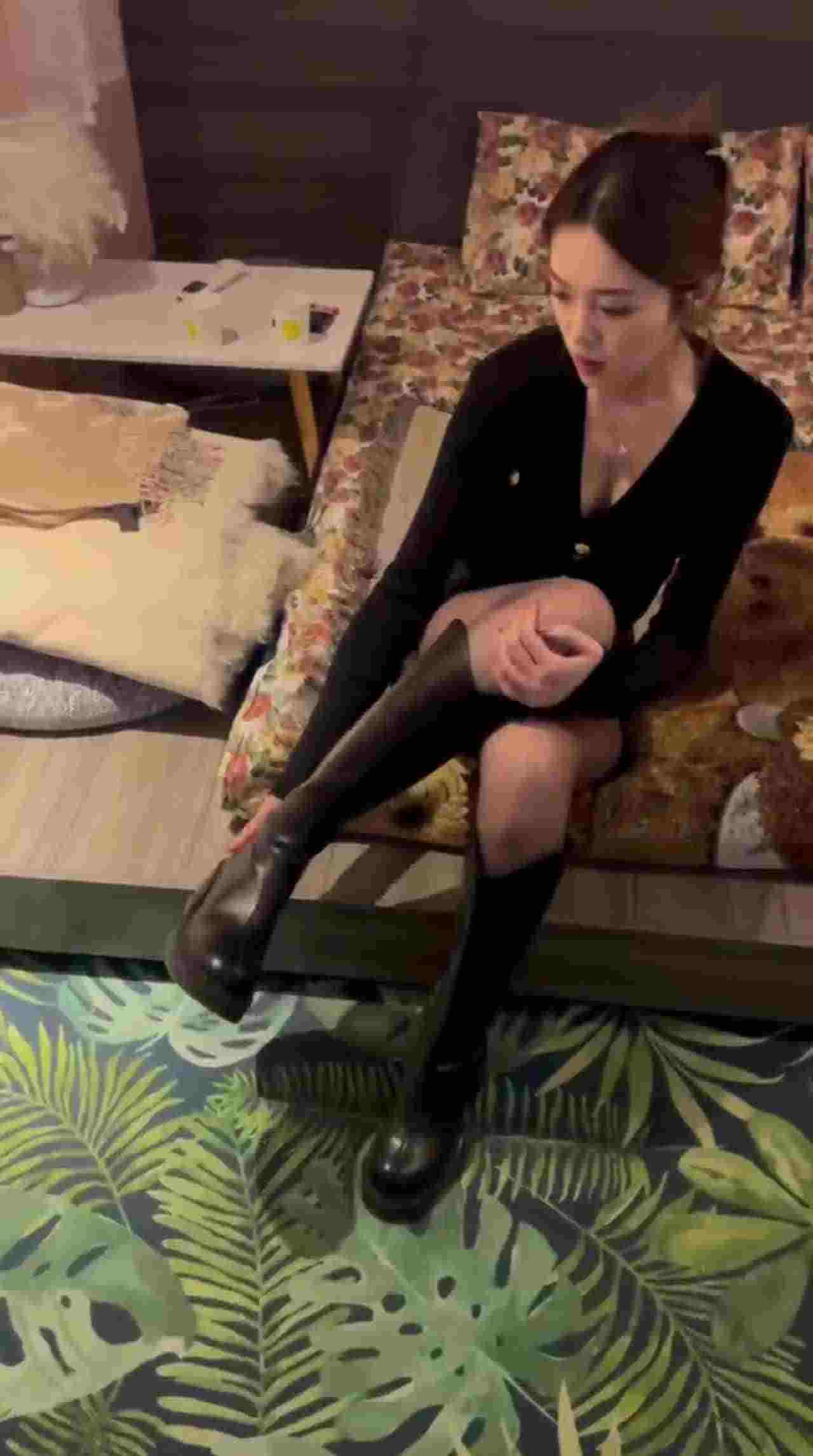  女神黑丝自拍不穿奶罩 的剧照3