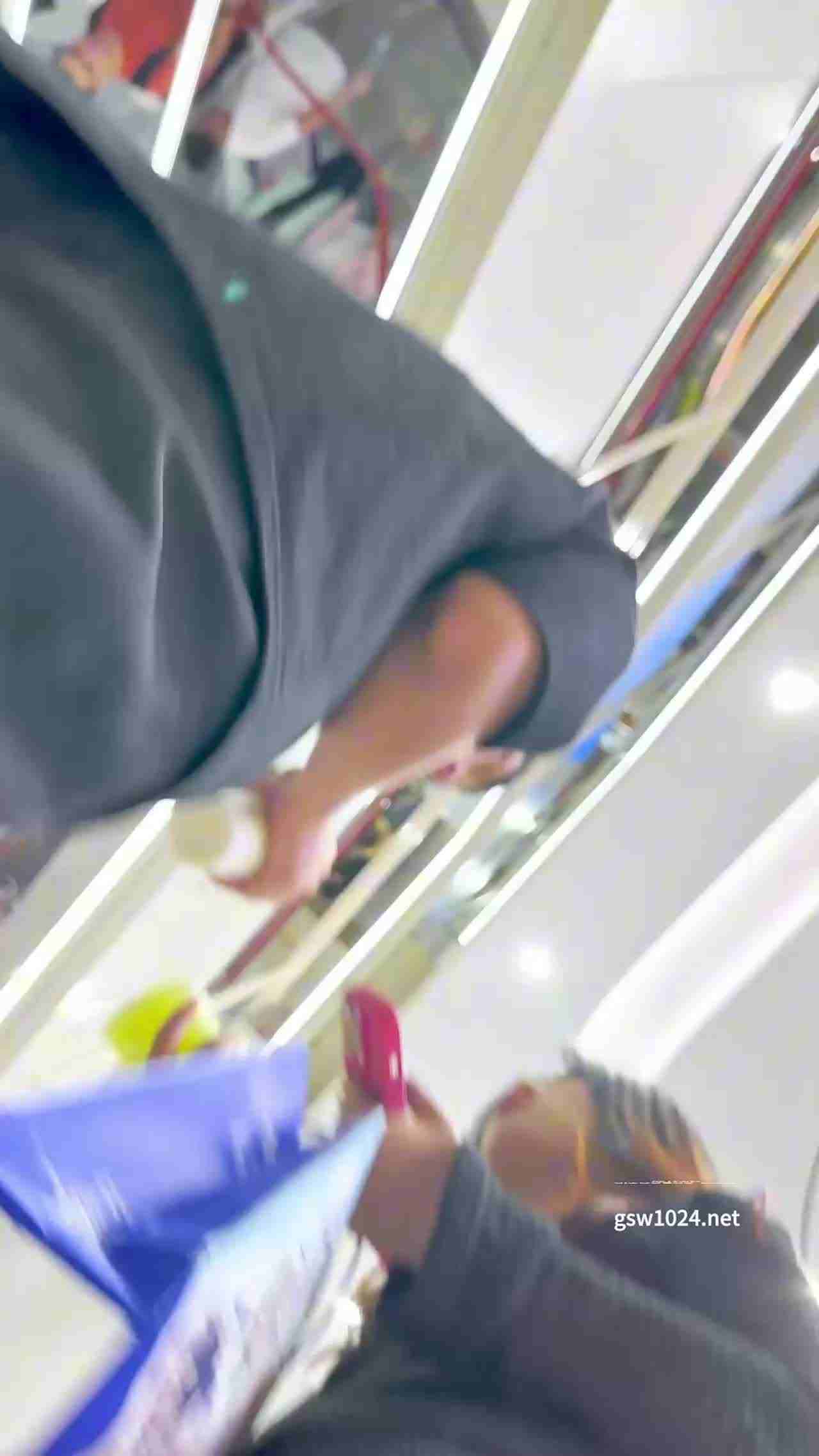  美女的裙底内裤真好看 的剧照1