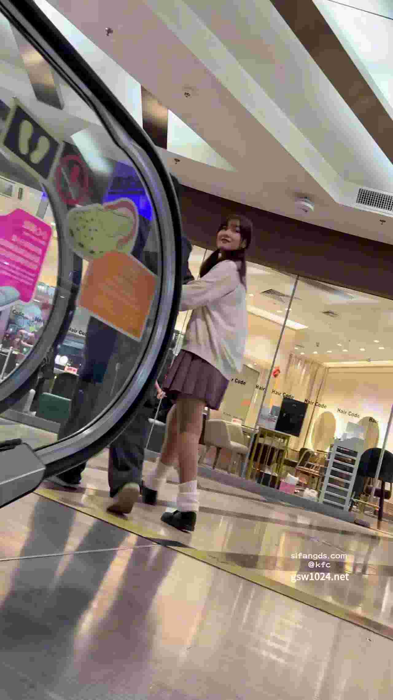  小情侣在约会抓住萝利的抄底 的剧照8