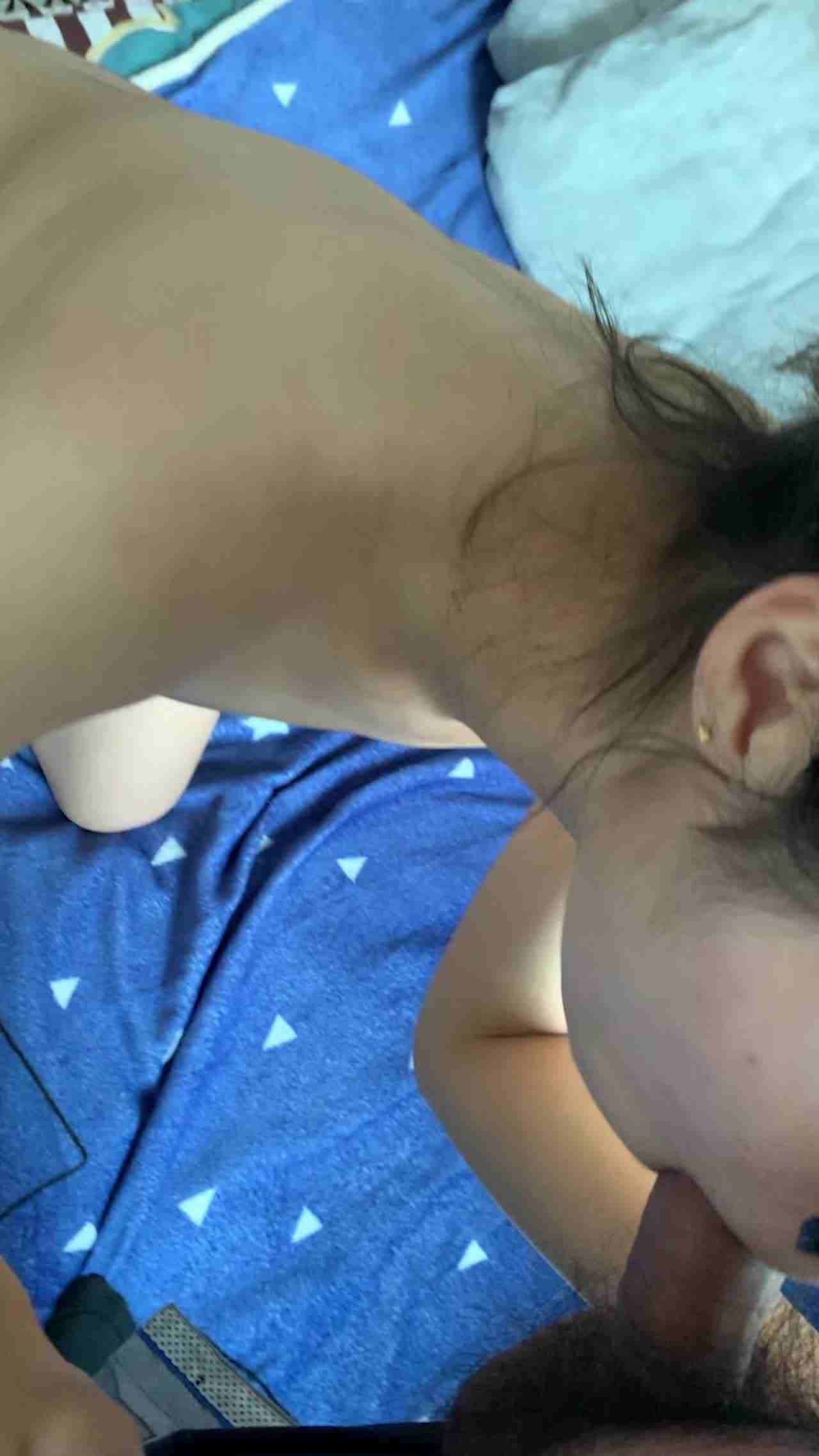  反差眼镜娘足交调教我的鸡巴 的剧照4