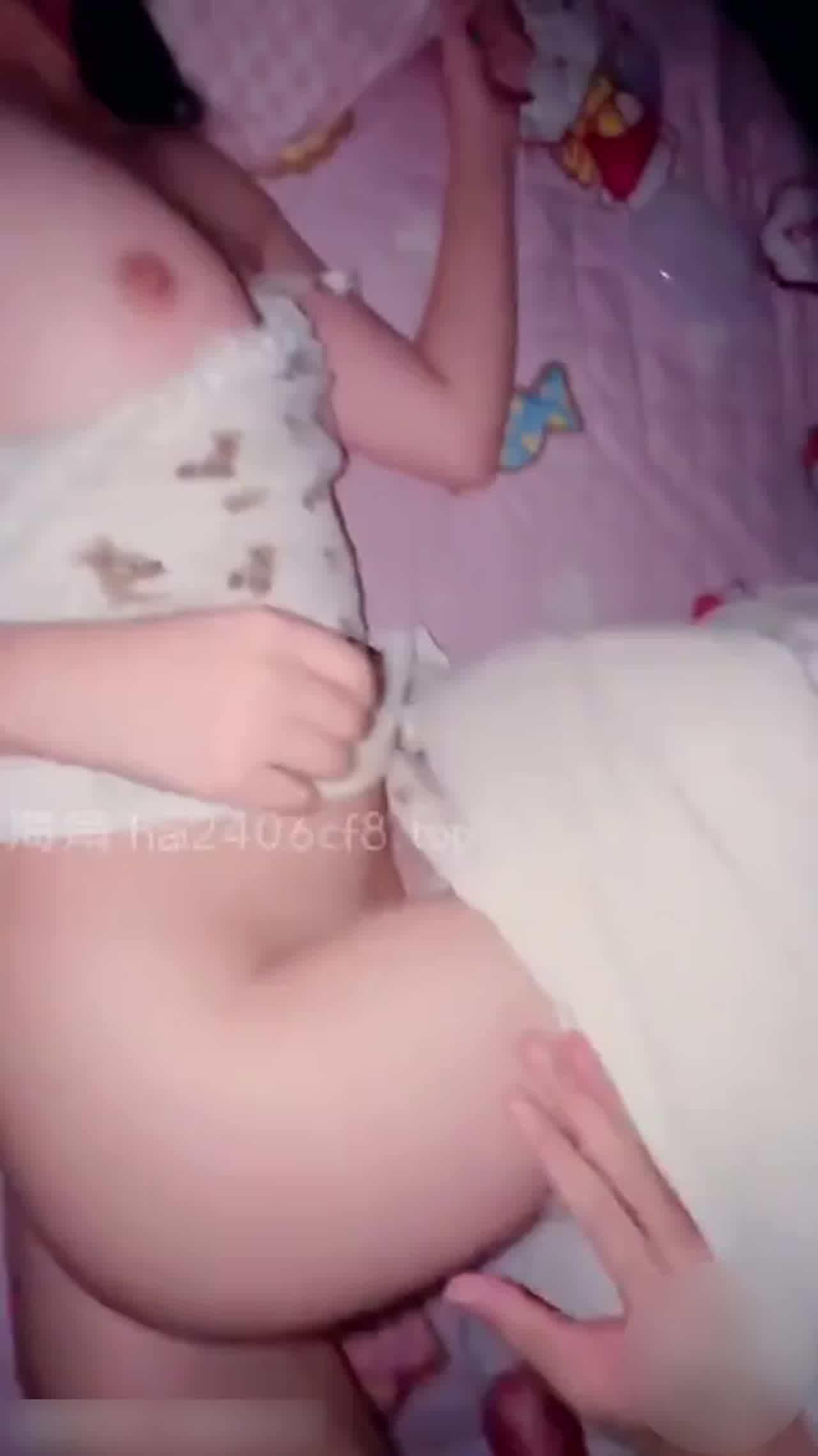  【真实兄妹乱伦】真的是萝莉小表妹，敢在满是摄像头的私人电影院做爱，无套内射，搞完回家居然又操了一次！ 的剧照10