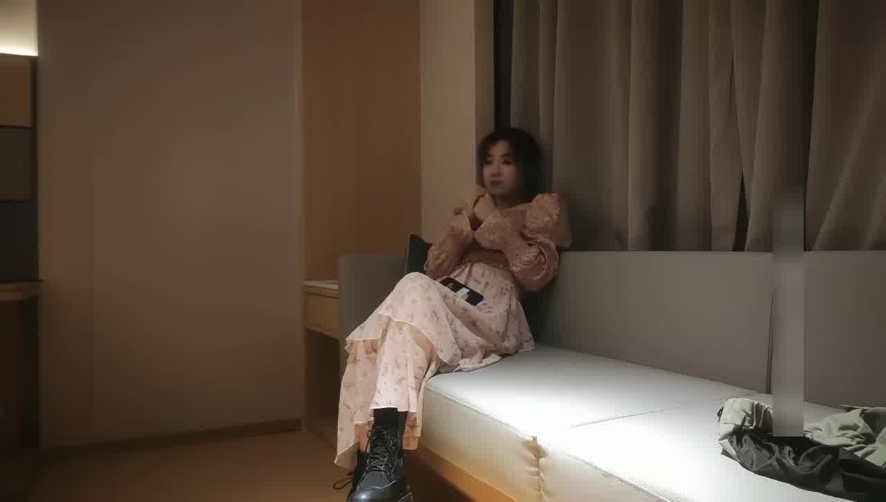  海龟00后软萌学生妹，沙发掰穴好粉嫩，，乖巧听话，激情啪啪疯狂输出，操到浑身颤抖，连连求饶！ 的剧照5