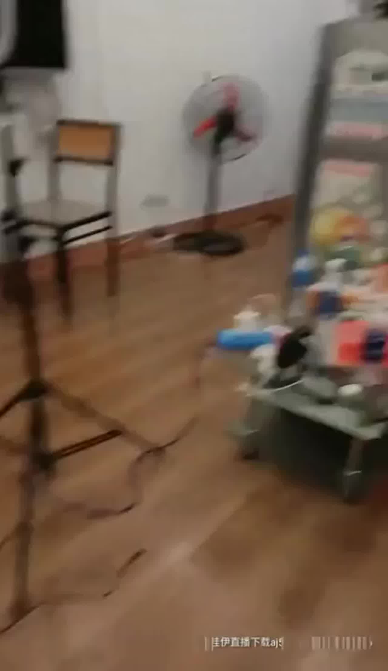  野狼出击 两个老铁吃消夜搭讪隔壁台的小姐勾搭上了带回家干 的剧照10