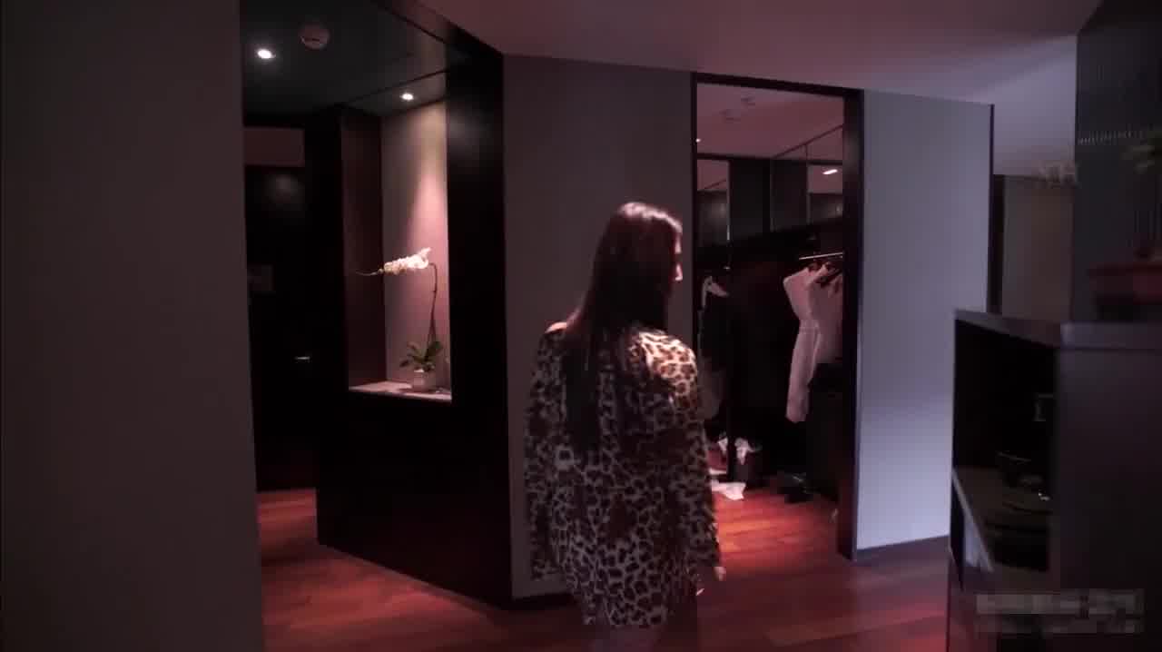  果哥视频~酒店约啪抖音妹~衣服脱下来原来胸器那么大!! 的剧照6