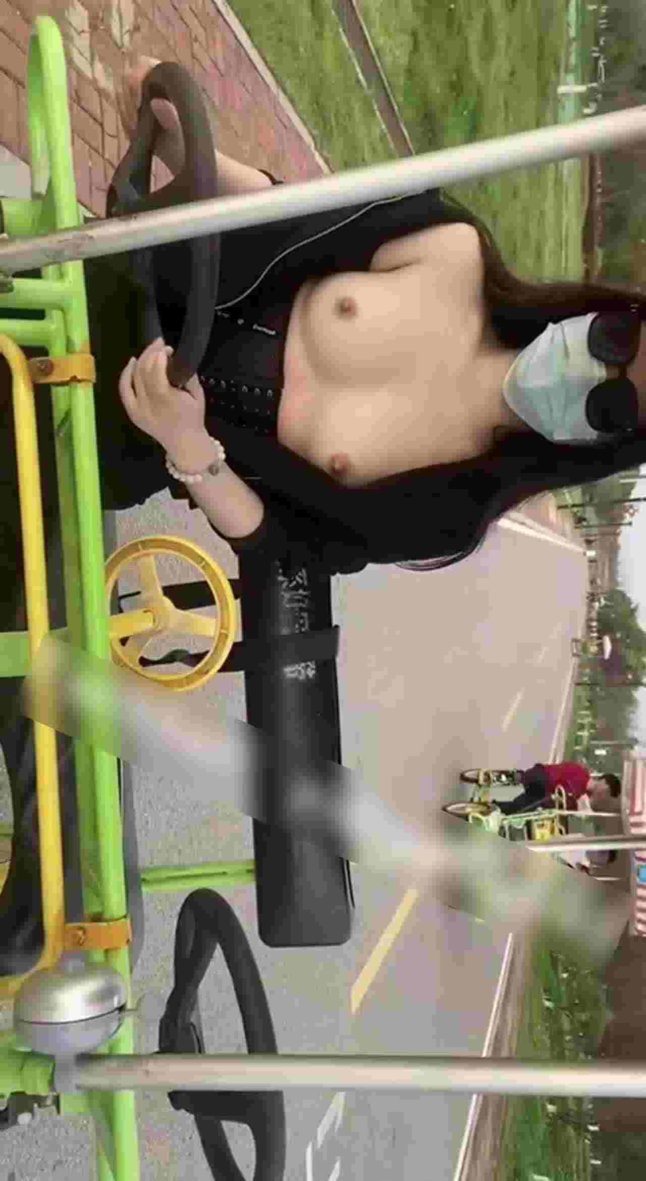  游乐场露胸1 的剧照10