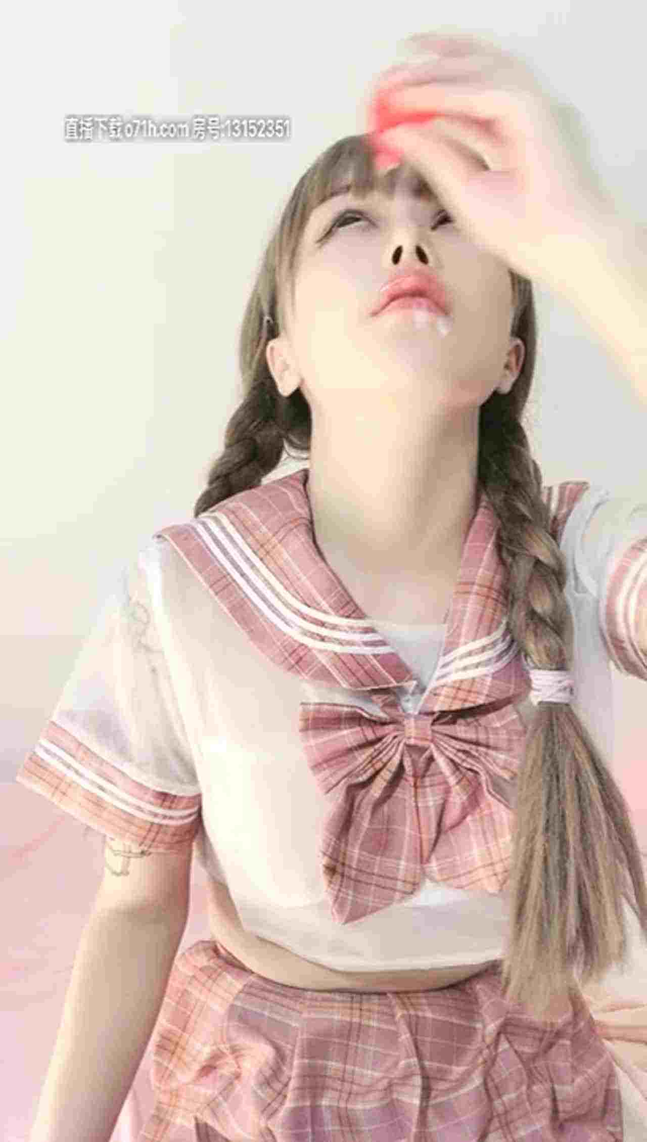  甜美娃娃脸妹子穿学生服卖萌，和炮友激情啪啪 的剧照2