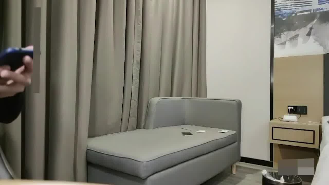  网约高端外围女神，白嫩美艳极品尤物，沙发啪啪 的剧照7