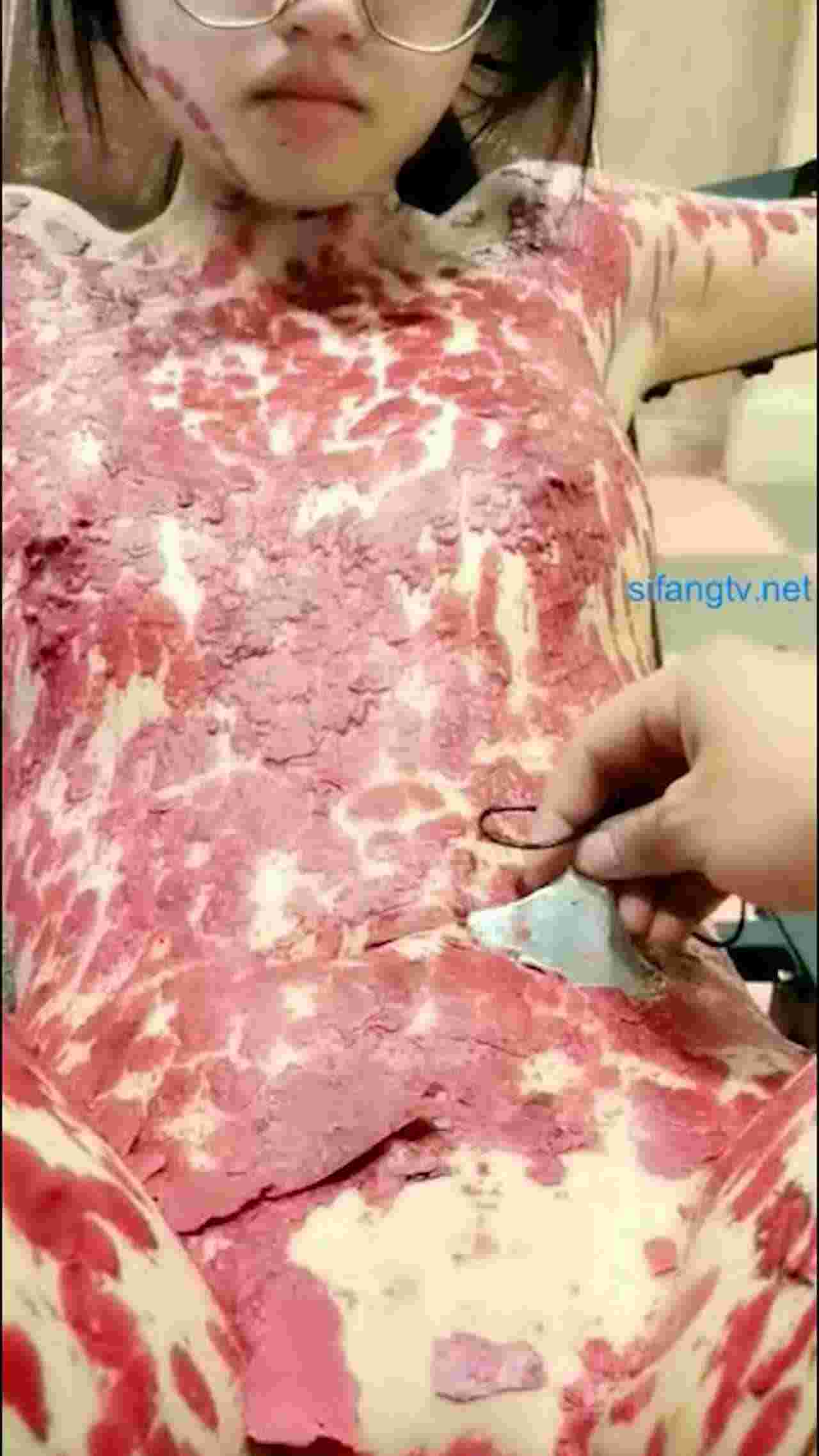  太刺激了滴蜡重口乖乖女看起来要哭出来 的剧照7